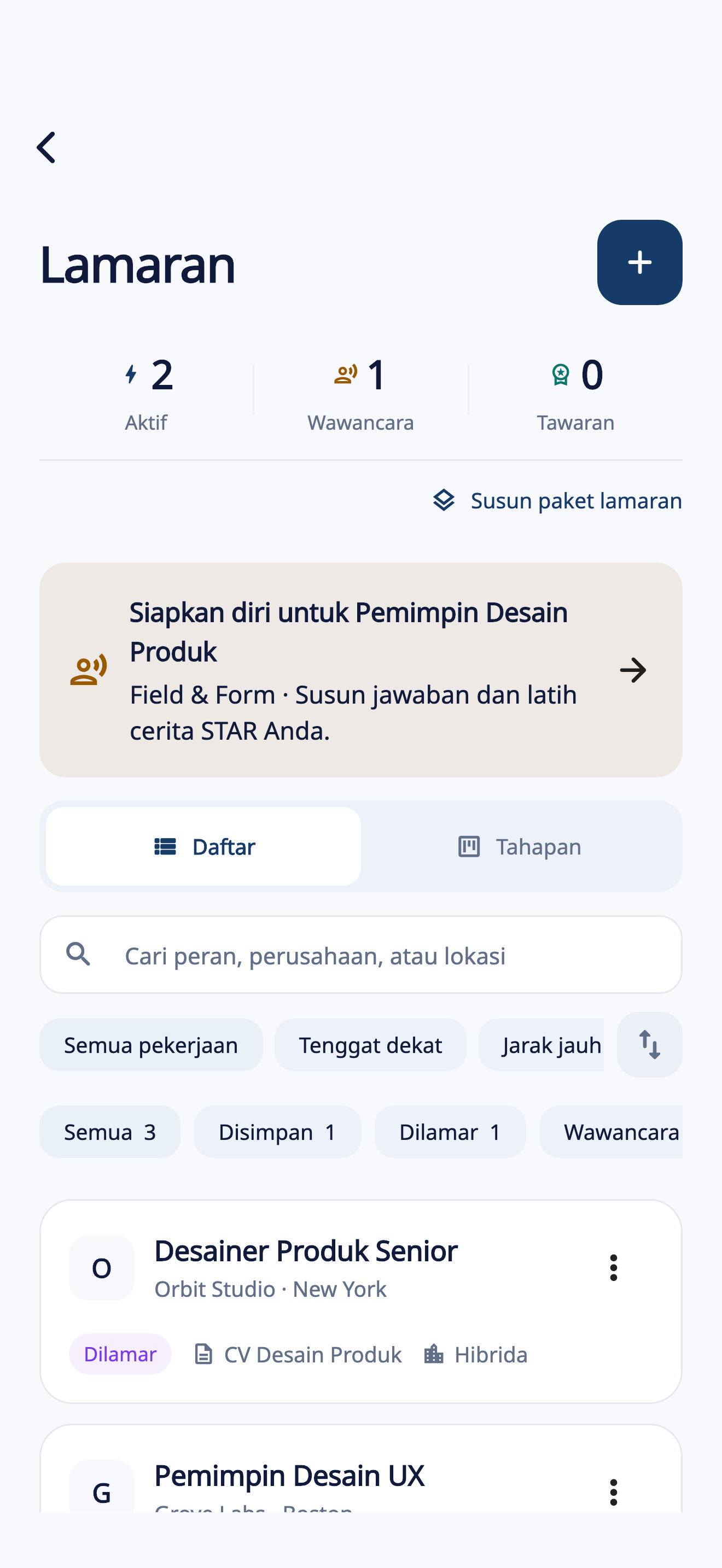 Pelacak lamaran CVura yang menampilkan posisi tersimpan dan posisi yang sudah dilamar, dokumen tertaut, serta persiapan wawancara; seluruh contohnya fiktif