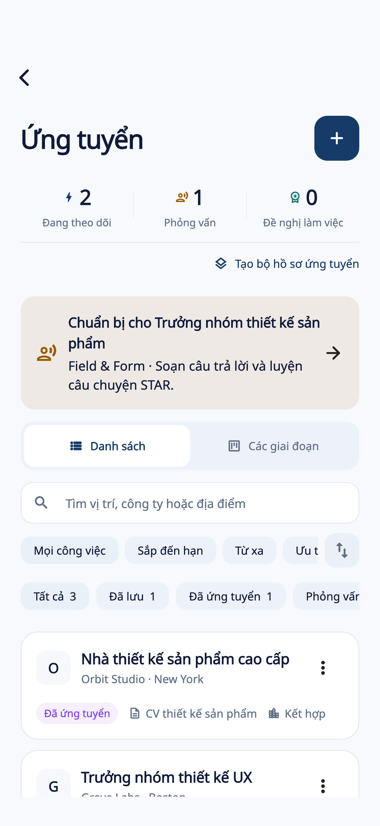 Trình theo dõi ứng tuyển của CVura hiển thị các vị trí hư cấu đã lưu và đã ứng tuyển, tài liệu liên kết cùng phần chuẩn bị phỏng vấn